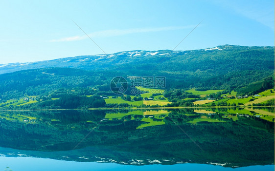 旅游度假和行挪威斯堪的纳维亚风景和峡湾山区在水中的反射图片