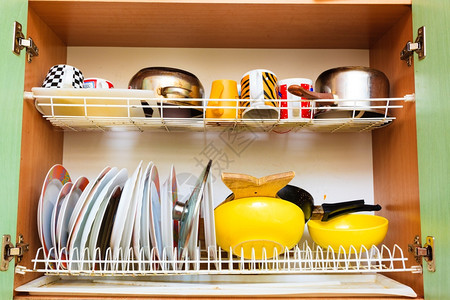 家务卫生和清洁概念家里脏兮厨房的排水器厨房里有干净的洗碗盘子图片