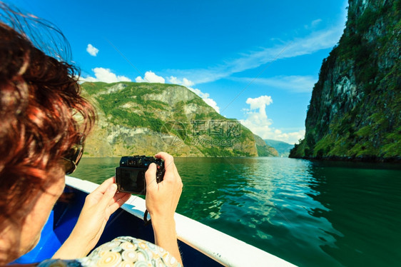 在挪威斯堪的纳维亚州FjordSognefjord的船甲上图片