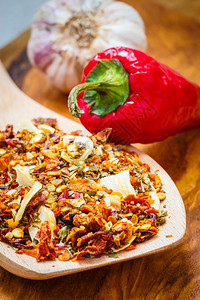 大暑素材好吃的烹饪热彩色调味品用于木勺上意大利面的混合烹饪素材背景