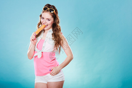 女模特开心的吃着冰激凌背景图片
