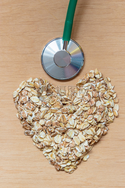 食用医疗概念燕麦心脏形状木质表面的听诊器降低胆固醇的健康食物保护心脏图片