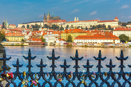 布拉格城堡和捷克共国小区装饰栅栏前台有情人的锁背景焦点图片