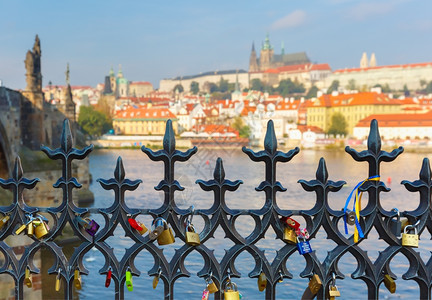 布拉格城堡和捷克共国小区装饰栅栏前台有情人的锁前台有焦点图片