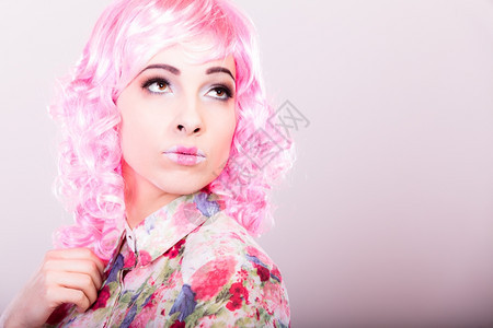 灰色背景的粉红假发有创意的肖像女人图片