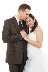 结婚日爱与拥抱白裙子的新娘女郎和穿着优雅西装的新郎男肖像已婚夫妇在白衣服上被孤立的一对夫妇图片
