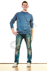 年轻时尚的男少年孩穿着全长的散闲风格穿着蓝色牛仔裤穿着白色的孤立裤图片