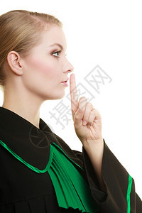 法律庭或司概念女律师穿着古典黑色绿袍要求隔离沉默图片