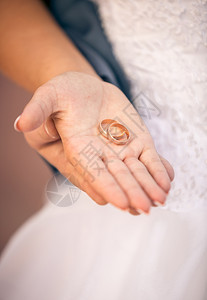 美新娘的近镜头手上握着结婚戒指图片