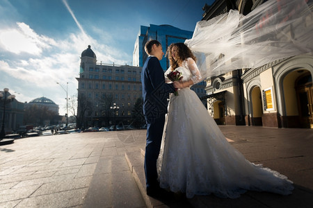 美优雅的新婚夫妇在街上拥抱图片