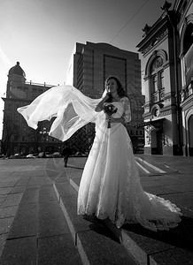 白黑相照风天旧街上披着长面纱的美丽新娘图片