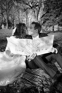黑白一对已婚夫妇的照片相册和亲吻的画像图片