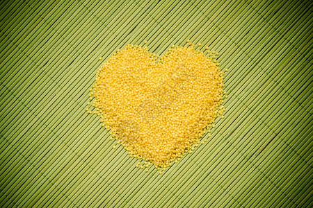 健美的保概念以绿草垫表面成形的小米呻吟健康的食品非谷类物图片