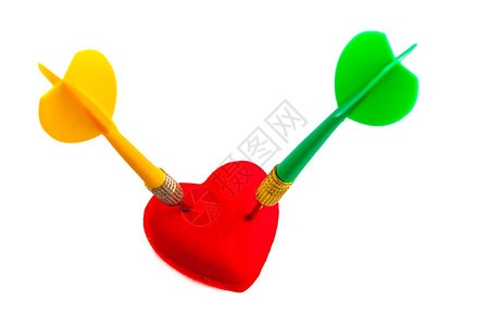 红色的心爱符号白色的两只飞镖白色的绿和黄比赛图片
