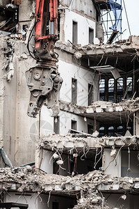 城市景象拆房新建筑的机器撞坏房屋工业图片