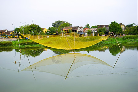越南广贺安海河上的渔网图片