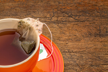 绿色茶杯在生木上加绿色茶杯带有复制空间图片