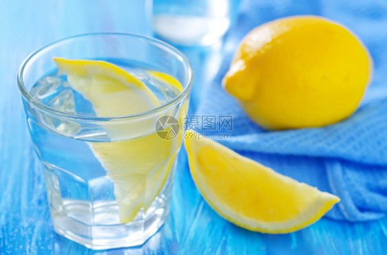 含柠檬的水图片