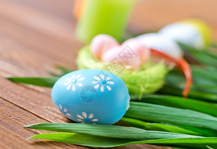 蓝色的复活节彩蛋近视图图片