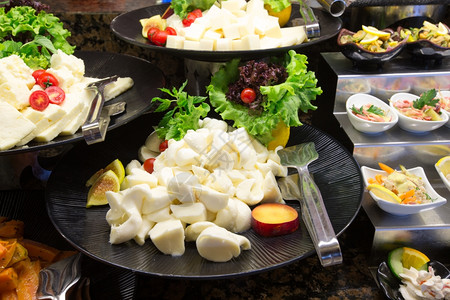 翡翠加工用于沙拉自助餐的各类食物托盘背景