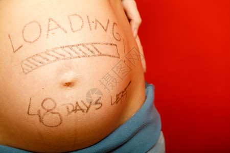 孕妇肚子上涂着装货概念宫发育阶段的创造等待新生婴儿的孕妇肚子紧闭图片