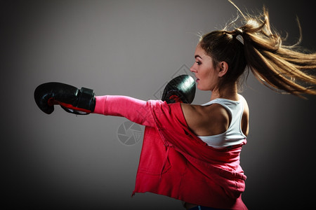 武术或自卫概念穿黑手套的拳击女运动员健身训练拳击高清图片