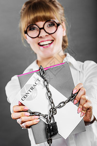 商业概念快乐的女商业人手握着纸质文件用挂锁链捆绑合同图片