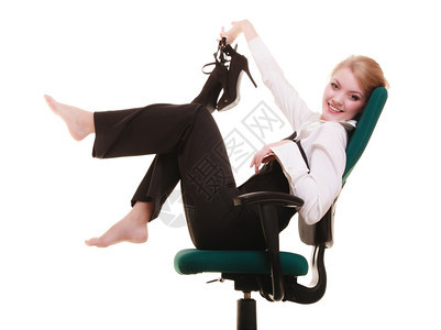 年轻女商人快乐的姑娘穿着鞋子手牵放松坐在白椅子上图片