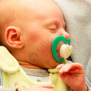 24天与口中哑巴睡觉的婴儿女图片