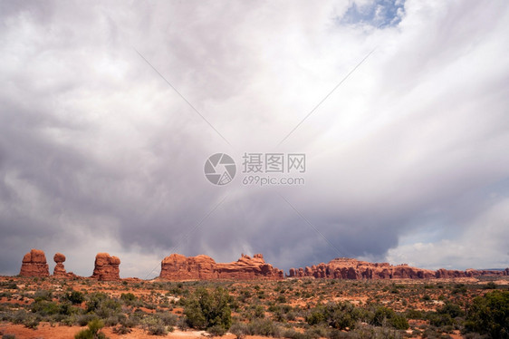 犹他州野生物雨前岩石块的横向合成图片