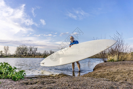在科罗拉多州初春的湖上开出他桨板图片