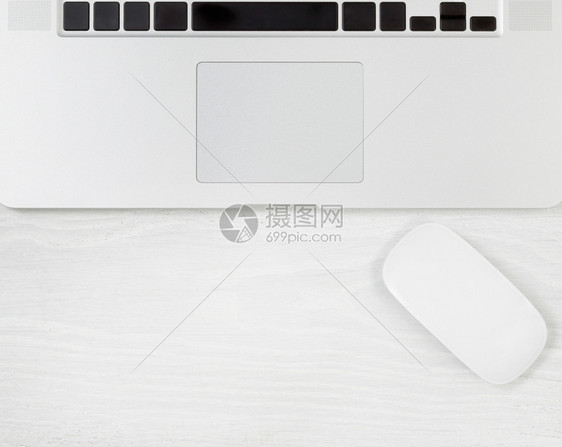 白桌子上有笔记本电脑和鼠标顶端视图有大量复制空间图片