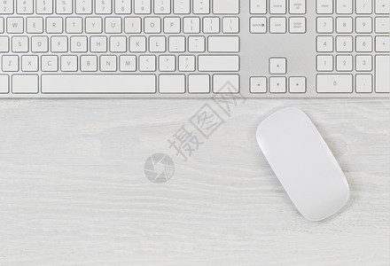 有计算机键盘和鼠标的白色办公桌带有大量复制空间的顶端视图xA图片