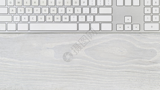 有电脑键盘的白桌子顶层视图有很多复制空间图片