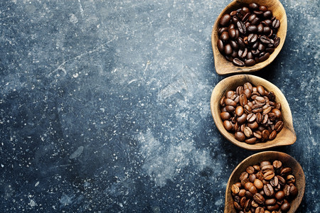 以黑暗古代背景看待三种不同品的咖啡豆顶端视图图片