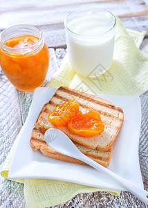 黄桃罐头果酱和吐司面包背景图片