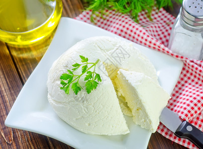 白色瓷盘里的里科塔奶酪图片