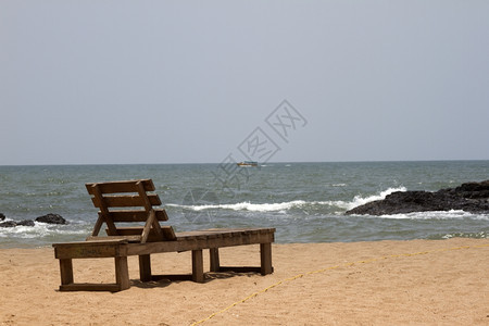 沙滩上的木板床印度果阿图片