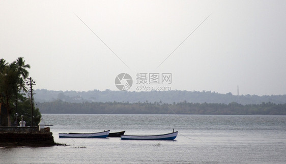 海上的老渔船印度果阿图片