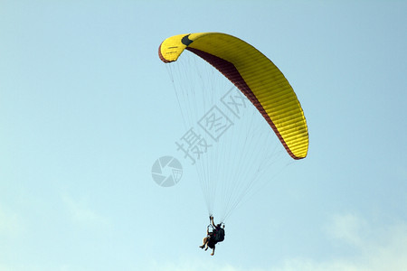 搭乘降落伞的印度果阿图片