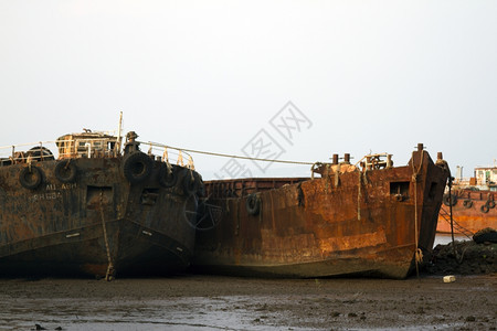 旧货船停泊站印度果阿的图片