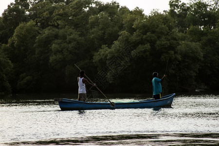 印度果阿渔民在河边的船上漂浮图片