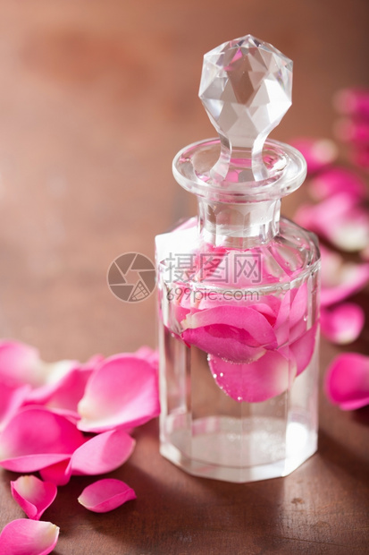 香水瓶和粉红玫瑰花温泉芳香疗法高清图片下载 正版图片 摄图网