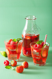 夏季草莓柠檬汁加石灰和薄荷图片