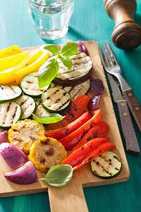 切板上的健康烤蔬菜背景图片