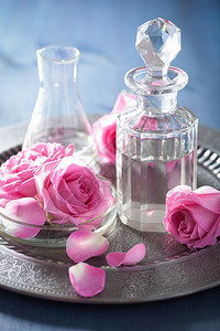 用玫瑰花和鲜瓶装的芳香疗法图片