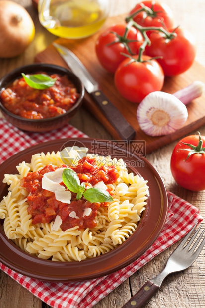意大利面番茄酱和辣椒图片