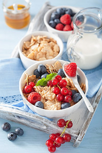 带玉米花和果汁的健康早餐图片