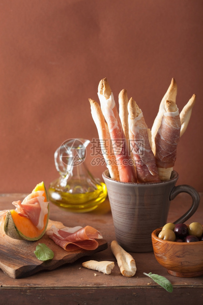 配有意大利甜瓜橄榄的意大利菜开胃图片