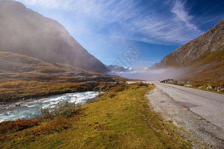 挪威阳光明媚和雾漫的GamleStrynefjellsvegen图片
